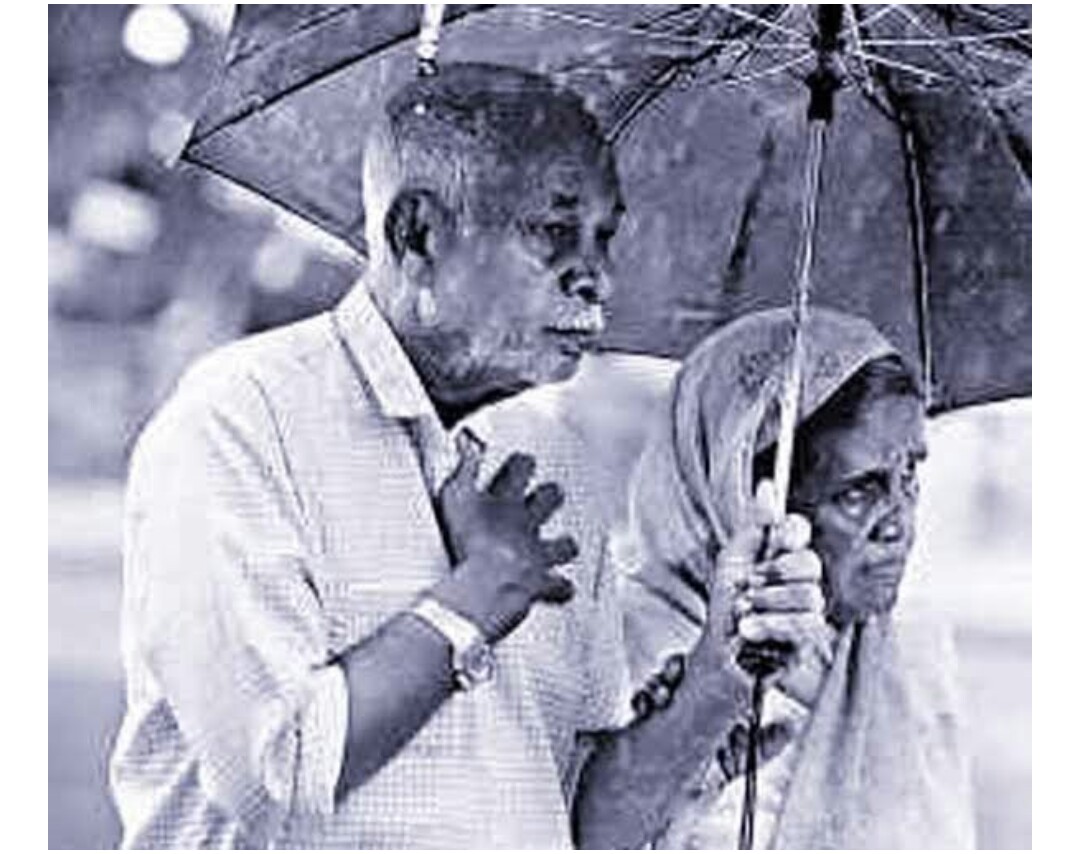 Beshak Atmanirbhar 
ban jaao magar 
Apne Parents Ko bhudape 
mein atmanirbhar 
mat banana !!!
