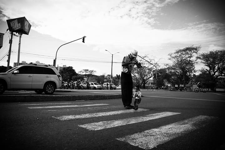 CuentaCalle's tweet photo. Recordamos el paisaje sonoro de las calles de #Cúcuta con el #podcast dedicado a dos grandes artistas, uno de ellos José Luis Mora Velasco, marionetero y titiritero desde hace 30 años. La historia detrás de su sonrisa en #Spotify #SoundCloud #ivoox▶️👇 

https://t.co/AIHYB4LWop https://t.co/gz6qT44DiF