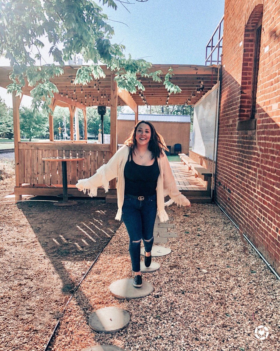 kendraboydston's tweet photo. HAPPY SATURDAY Y’ALL ✨ 
Enjoying the weekend with some of my best friends &amp; there’s no place I’d rather be than making memories for years to come. LIVE In the moment and always remember to never look back or regret because those moments make us who we are 💛 https://t.co/J3klNItxcJ
