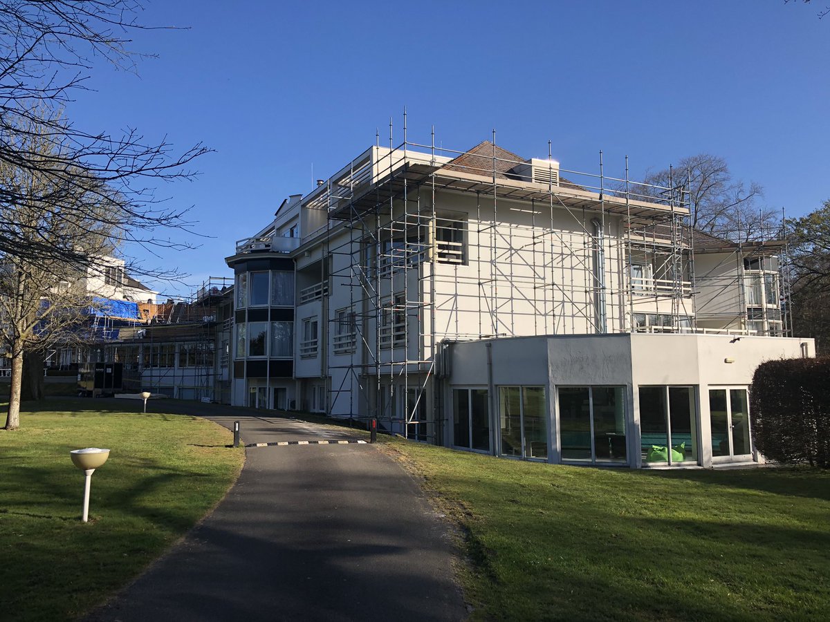 CatharinusB's tweet photo. Gebruik maken van de kansen die er zijn. leien vervangen bij landgoed @Lauswolt Beetsterzwaag door @VanWijnenGroep kunnen de gasten vanaf volgende week weer lekker genieten van een schitterende locatie #trots #vakmanschap https://t.co/vbFn0fOnuD