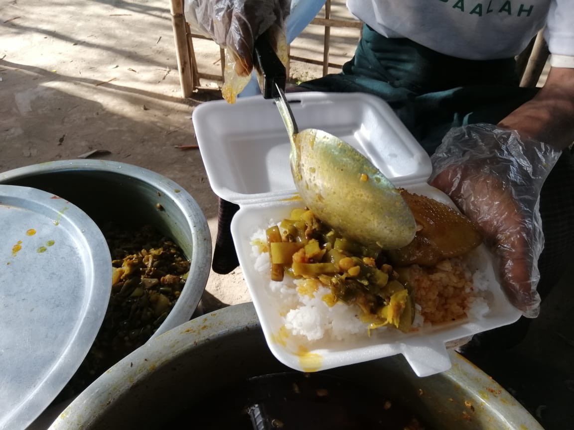 nourdeenw's tweet photo. De beloning van het voeden van een vastende is groot. Ook vandaag weer hebben onze donateurs het mogelijk gemaakt dat 100 Rohingya broeders en zusters in Myanmar een warme iftar-maaltijd konden nuttigen. Doneer óók! https://t.co/3lVZR5KEnY https://t.co/hmhtQBq6DX