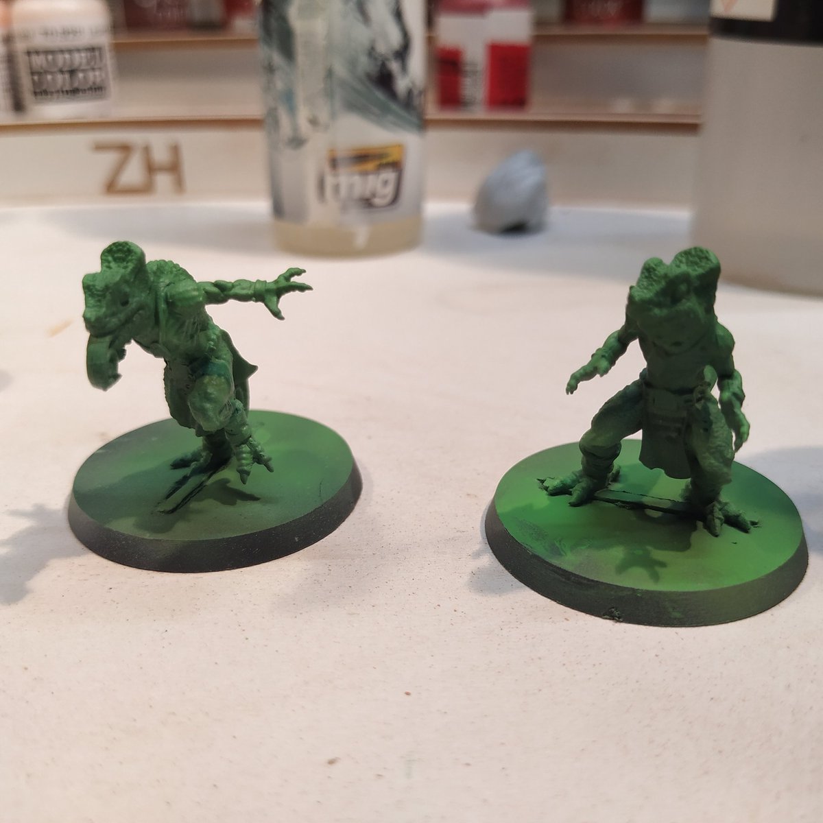 SiJuego's tweet photo. Para desinpoxicarme de los ponis, he empezado con las bases de estos camaleones de @SP_StarPlayer
Creo que me gusta el color
Ahora a ver qué año los termino 😂
#camaleon #chamaleon #starplayershop #Miniatures #Bloodbowl #PaintingMiniatures #WhiteMetal #YoSiJuego #YoSiPinto https://t.co/SpsOTBn0tg