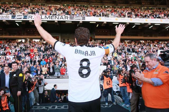 valenciacf's tweet photo. Hoy hace 🔟 años del último partido de @RubenBaraja en el @valenciacf 🦇👏🏽🏟️
🖤 AMUNT VALENCIA 🖤
#AmuntMundo 🌍 #AmuntDesdeCasa 🏠 https://t.co/I1g1pwrSFz