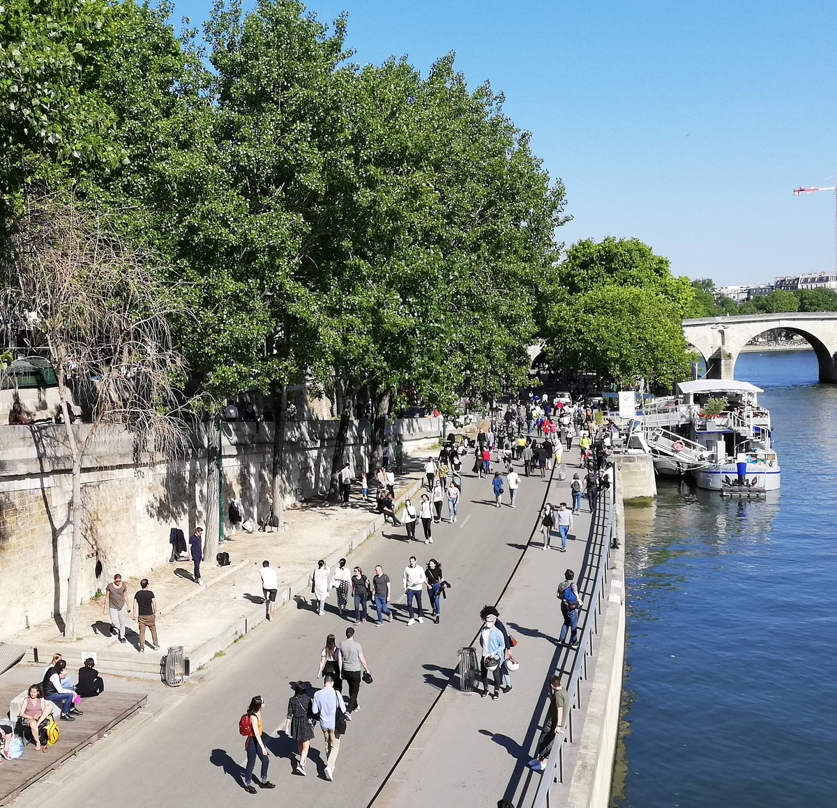 SirenesFR's tweet image. 🇨🇵[FLASH] - À 19h, les rues de #Paris et les quais de #Seine étaient remplis de personnes, sans avoir de distanciation sociale à certains endroits. Le premier week-end de #déconfinement tourne à l'oubli du #Covid_19 pour certaines personnes. #deconfinementjour6 (@PierreMonquet)