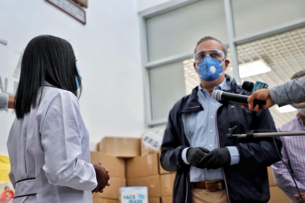 luisabinader's tweet photo. Continuando con nuestra #RutaSolidaria, visitamos el Hosp. Nuestra Señora de la Altagracia para entregar medicamentos, material desinfectante y de higiene, mascarillas, guantes, entre otros equipos de protección. Ratificamos nuestro compromiso con el personal de salud del país. https://t.co/yMWG2j3Z2h