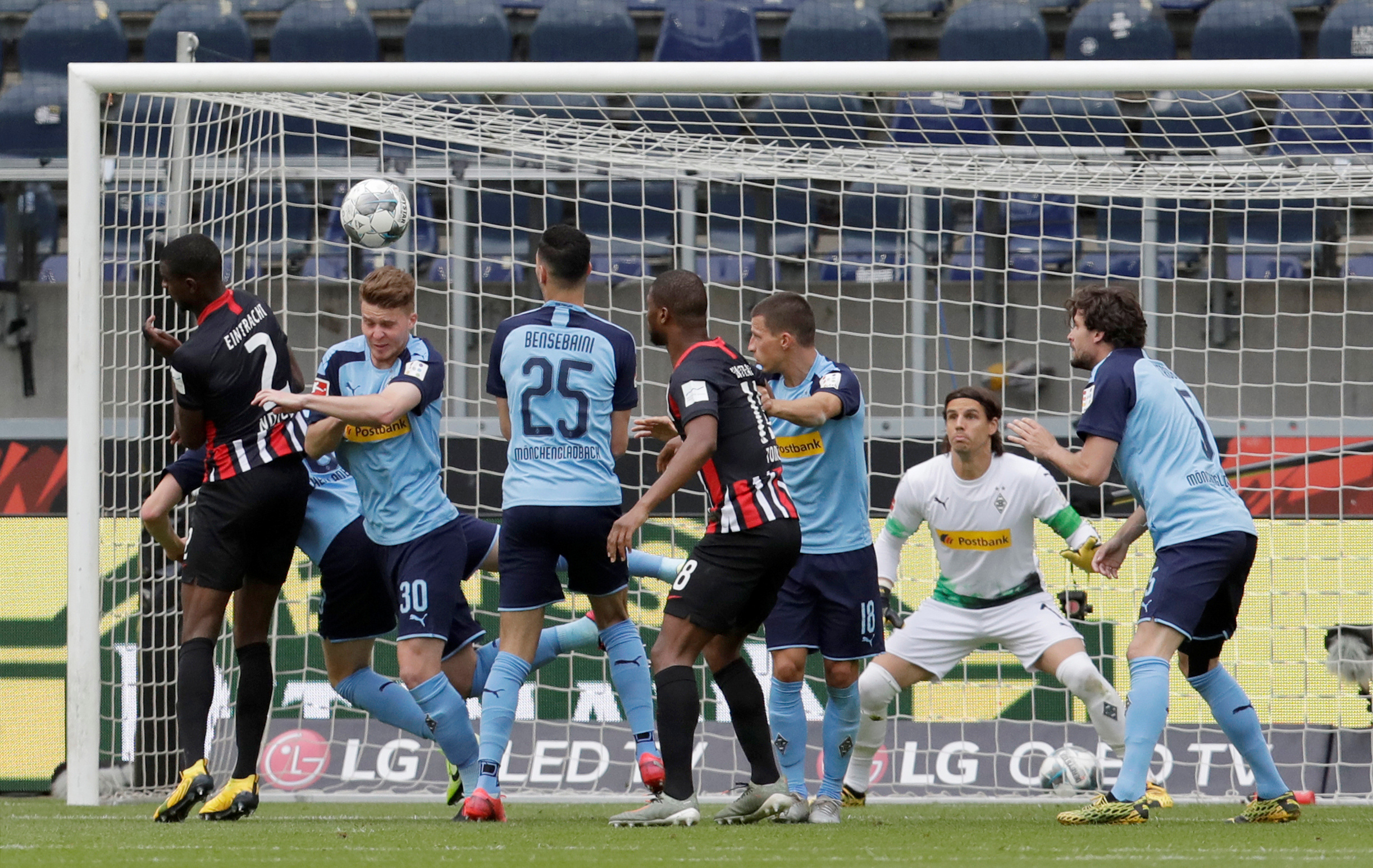 Na volta da Bundesliga, o Eintracht Frankfurt enfrentou o Borussia Monchengladbach em casa, mas foi derrotado por 3 a 1. Os gols foram marcados por Plea, Thuram e Bensebaini.