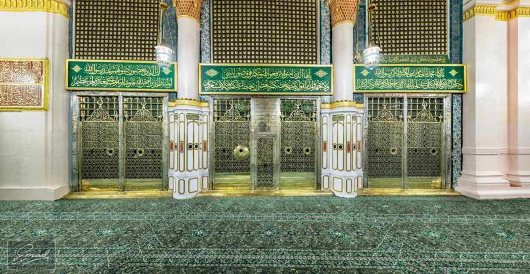 احاديث عن نبينا الكريم صلى الله عليه وسلم : 

إنَّ للهِ ملائكةً سيَّاحينَ يبلغون عن أمَّتي السَّلامَ. (مجمع الزوائد)

 ما من أحد يسلم علي إلا رد الله علي روحي حتى أرد عليه السلام.
(رواه أبو داود)

حيثما كنتم فصلوا علي، فإن صلاتكم تبلغني. (رواه الطبراني)