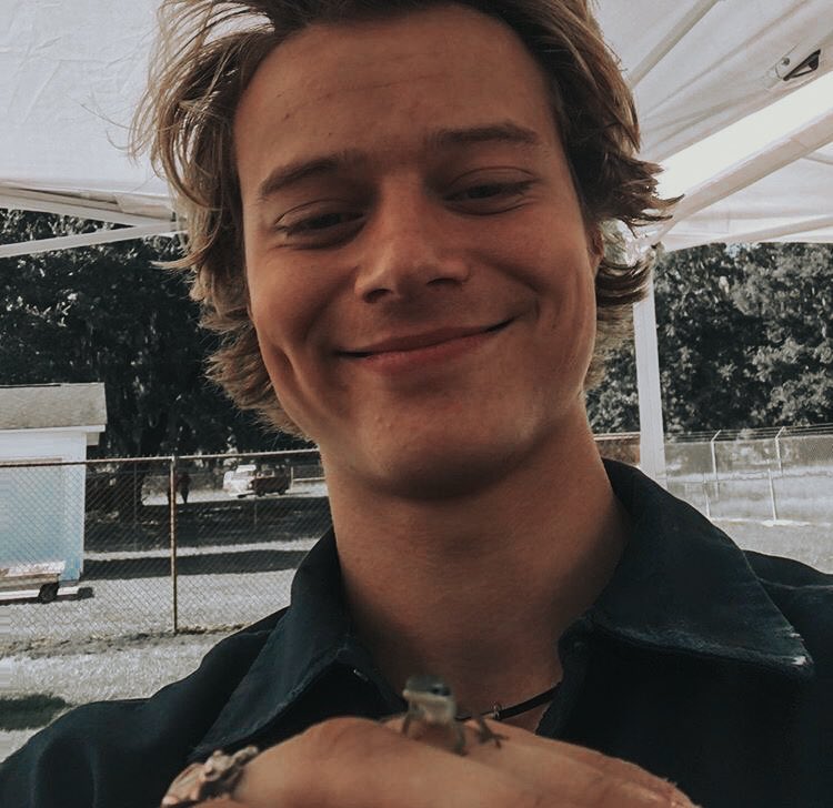 rafefode's tweet photo. 📦✨ ʙᴏxᴇᴅ sᴏᴜᴠᴇɴɪʀs — jiɑrɑ ɑu

Onde JJ recebe uma caixa de cartas de Kiara. Ele só não esperava que elas contassem todos os detalhes da sua turbulenta, confusa, apaixonante e infinita história de amor.

 ༶ ❂ ♡ τσ sατυrท αท∂ вαcк. αℓωαys. ♡ ❂ ༶ https://t.co/DiDtRVvM55