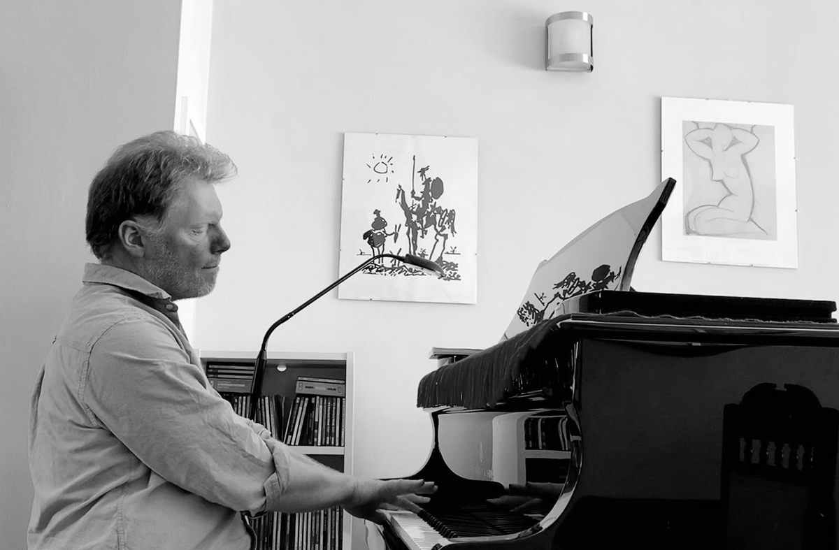 MusicintheRound's tweet photo. ...and now for our festival finale! 🥂🎉 Click here https://t.co/9Uy4YEpU4R to watch @HTimw perform Chopin's Ballades at 8pm!
#SCMFhome #CultureinQuarantine #ACEsupported #musicinisolation #homeconcerts https://t.co/E4FSE5m9se