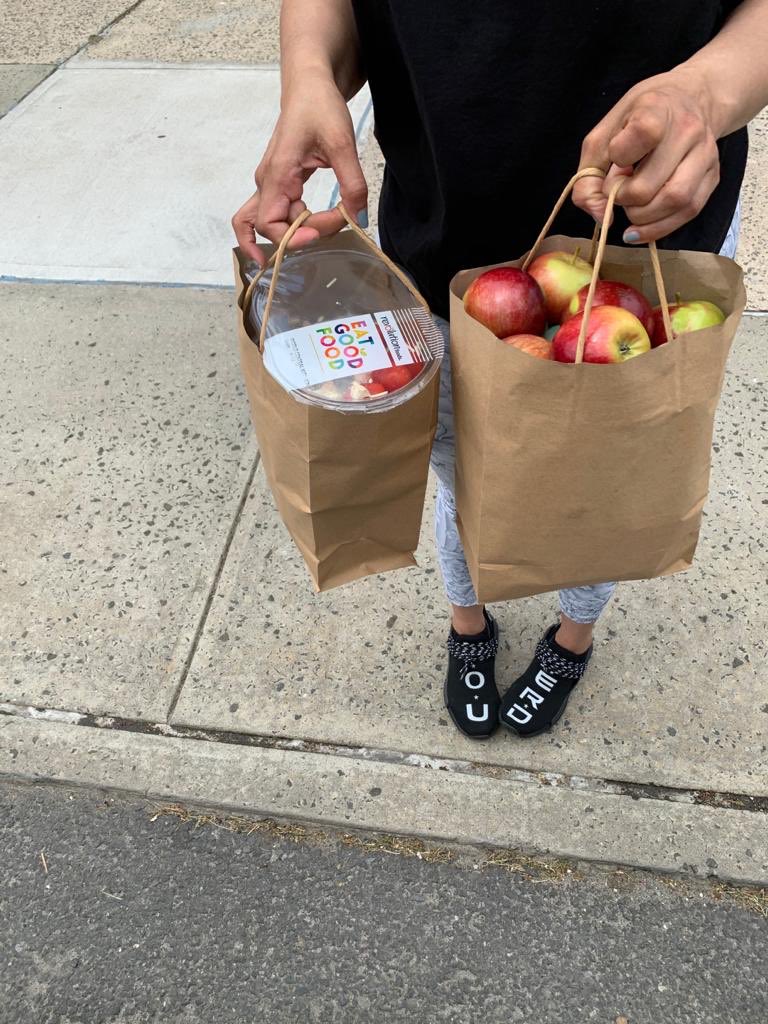 NYSenatorRivera's tweet photo. Thank you Senator @jessicaramos for hooking us up with NY apples 🍎 and thank you to Mary Mitchell Family & Youth Center for including them in your meal deliveries for the #Bronx community. Being able to cooperate & support each other is what community is all about. https://t.co/HDGHWpFNFC