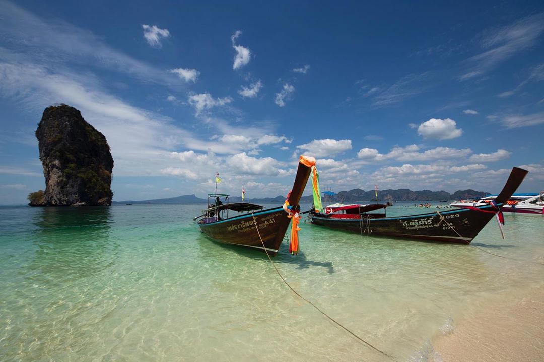 mrvoyage1's tweet photo. Première photo de mon voyage en Thaïlande.
#thailande #voyage #plage #longboat #ile #paysage #podaisland #sablefin #eauturquoise #sky #landscapephotography #travel #trip #canonfrance #canon80d #liveforthestory https://t.co/2B675BrQIT https://t.co/4N5OhD0tdS