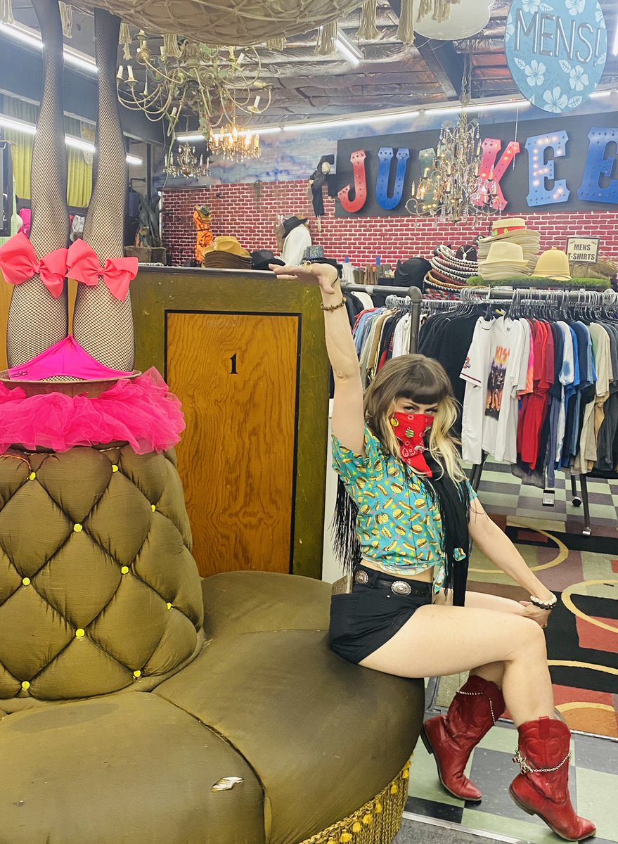 THE PARKING LOT IS OPEN! THE SUN IS SHINING ! OUR MASKS MATCH OUT OUTFITS! AND WE WOULD LOVE TO SEE YOU! come get your ‘happy place’ fix today at <a href="/JunkeeReno/">Junkee Clothing Exchange</a> ✨