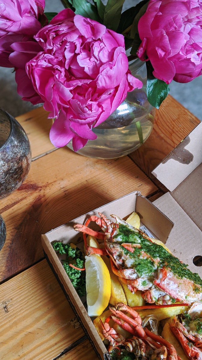 When you can’t go to restaurants, this is definitely the next best thing...🙌🦞🥂
#supportlocal #lobsterandchips