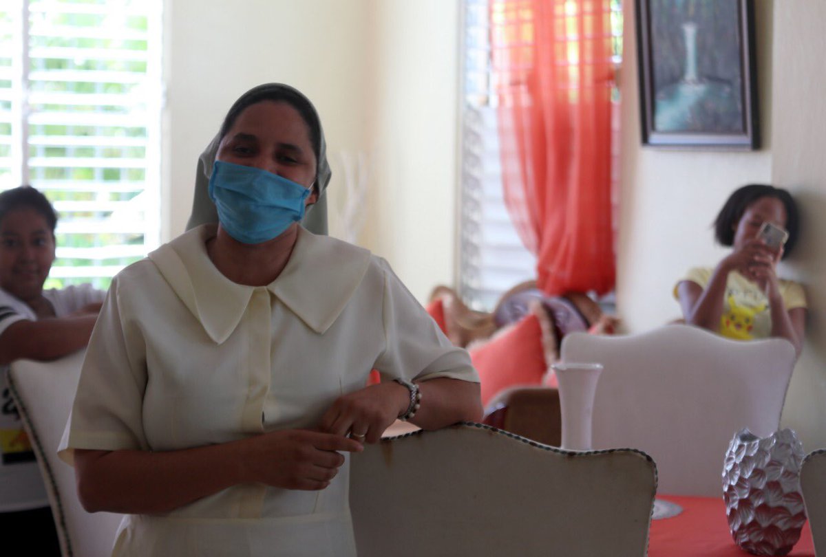 RaquelPenaVice's tweet photo. Quiero agradecerle a Sor Maira, directora de la Casa Hogar de Formación Integral Divino Niño Jesús en Salcedo, por su hermosa labor de albergar y darle esperanza a niños y niñas huérfanos o abandonados. ¡Aquí estamos para brindarles una mano amiga! #RutaSolidaria #RaquelVice https://t.co/zfkFzH3OPx