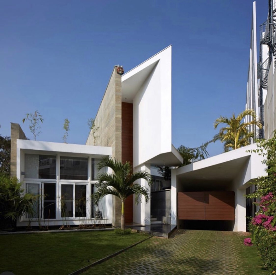 StudioHmd's tweet image. Snapshot- Luxury residences in the eastern suburbs of Sydney by @StudioHmd  Simple, clean, opulent. An oasis amongst the trees.  

#naturalenvironment #nature #landscape #luxuryhomes #luxuryresidences… instagram.com/p/CAKW5TrlYBl/…