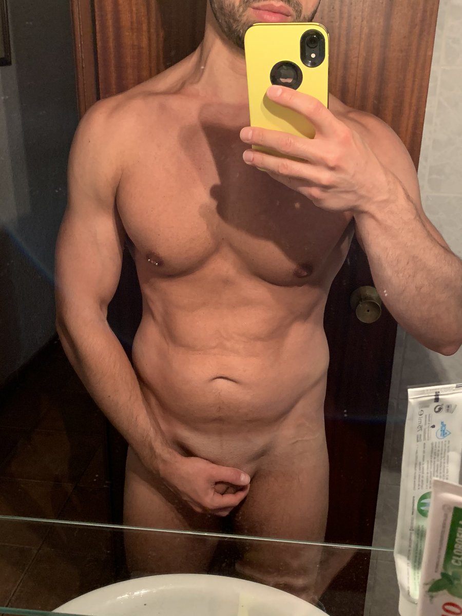 Hola chicos. Q tal? Era para saludaros. Hace tiempo que no me conecto a esto. Esta red social está llena de odio y de escoria. Ahora estoy en Instagram. Es otro rollo. Un saludo y un abrazo a mis twitteros de siempre!💋❤️