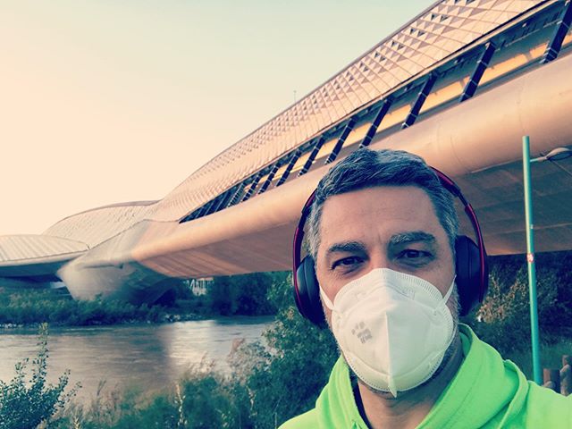 _J4M's tweet image. Paseo vespertino en la era del Covid. Pabellón puente de zahahadidarchitects instagram.com/p/CAQoRKopaL7/