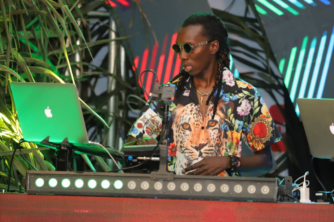 Fireliglntfi's tweet photo. Clear the tables in your living rooms, it’s dancing time, baby.

Keep your requests and dedications flowing in. #NBSSNL #NBSUpdates https://t.co/LtT7amqaYz