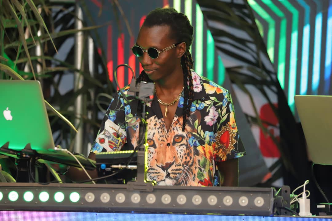 Fireliglntfi's tweet photo. Clear the tables in your living rooms, it’s dancing time, baby.

Keep your requests and dedications flowing in. #NBSSNL #NBSUpdates https://t.co/LtT7amqaYz