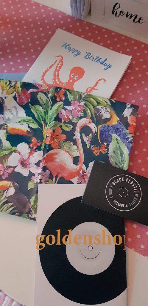 puschi22's tweet photo. Mit Gesangseinlage und Wunderkerzenchoreo haben mich heute noch diese großartigen Geschenke erreicht. Habt großen Dank, ihr Verrückten! Auch, dass ihr an #supportyourlocal gedacht habt. 💖
@hansenheld, @bex_hb, @kuechenparty und @AHOI_Chris 
#blackplastic #goldenshop https://t.co/baNZGP9pbW