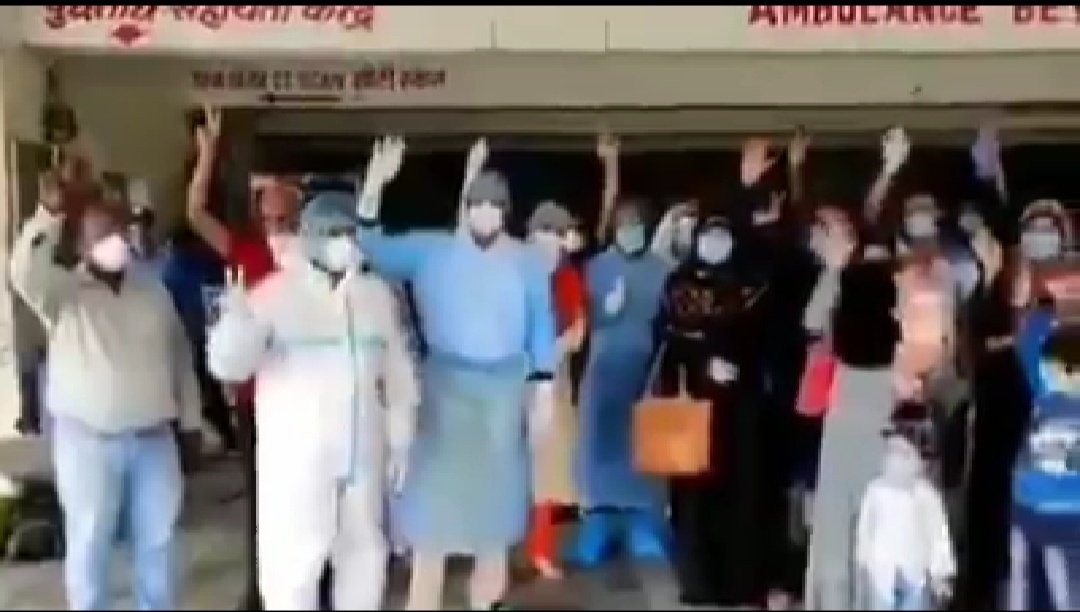 AskAnshul's tweet photo. A child raised slogans of killing Modi, when his relative was cured of Covid-19 &amp; discharged from hospital in Indore.

Instead of telling how doctors worked hard to cure the patient, I wonder what the parents filled into his brain that led him to raise slogans of killing PM Modi? https://t.co/Sn2zLl1WpW