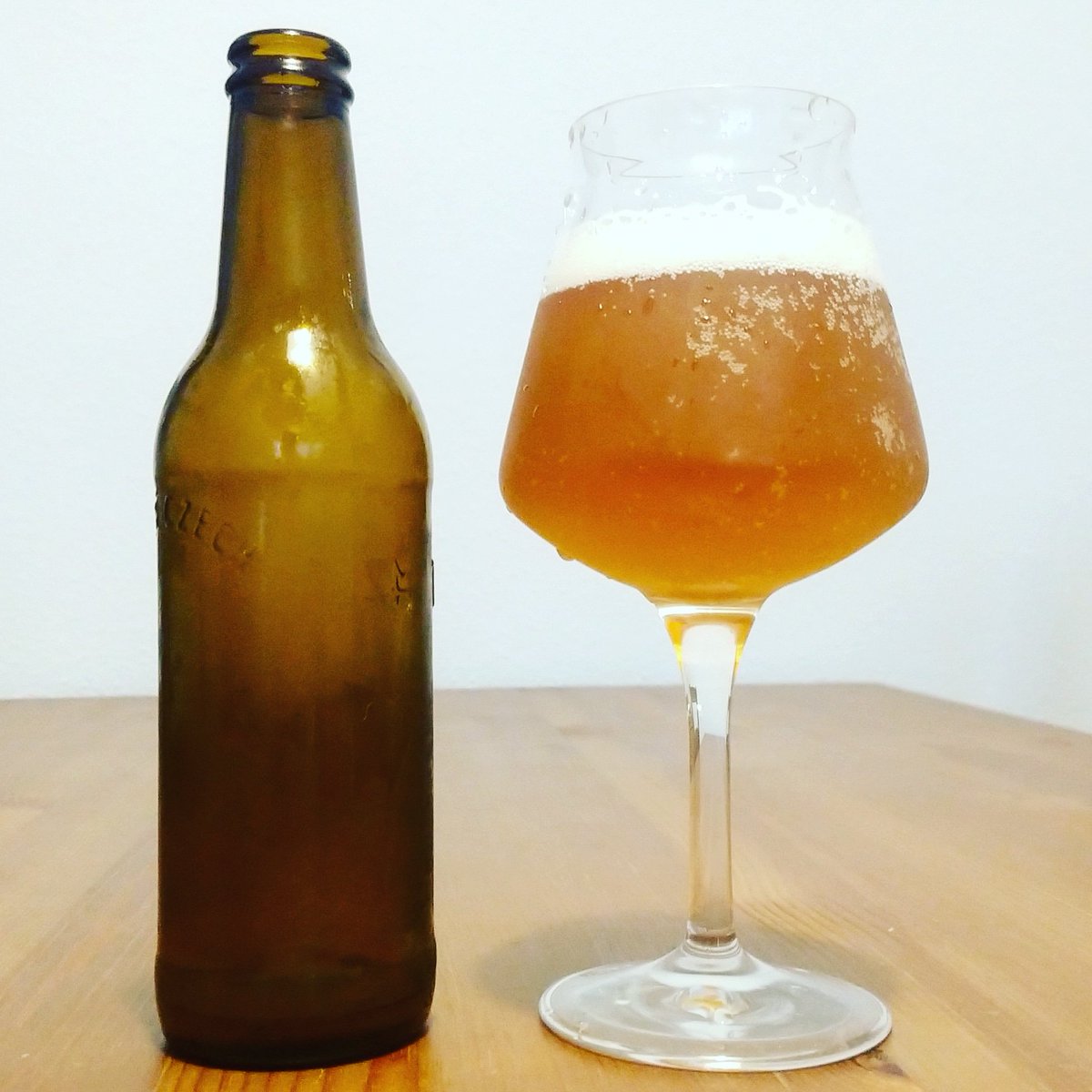CervezaRudim's tweet photo. Test de la APA "#yomequedoencasa", con Mosaic pero sin dry-hopping, de esas que se beben solas, sin estridencias ni complicaciones, menos mal que no tengo barril, porque sino se iba a acabar en tres días... https://t.co/NugetvLey1