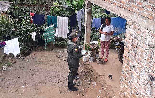 PoliciaNarino's tweet photo. En #SanBernardo, nuestro penersonal de #Prevención realizó campaña educativa mediante entrega de volantes socializando las #Lineas155, 122  141 con el fin de prevenir la violencia intrafamiliar en la vereda  #ElPindal #QuedateEnCasa https://t.co/1Z0xDiU8HW