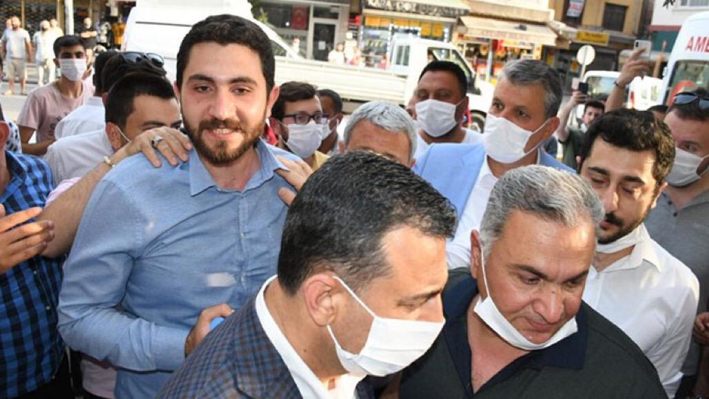 Pırıl pırıl bir genç,
2 aydır VEFA ekipleriyle vatandaşa yardım götürdü.
Kaymakamın korumasına"Yardımlar nereye gidiyor?" diye sordu.
Silahla tehdit edildi,ailesiyle gözaltına alındı.
Erdoğan'ın hedef göstermesiyle tutuklandı.

#ErenYıldırımaÖzgürlük 
#ErenYıldırımYalnızDeğildir