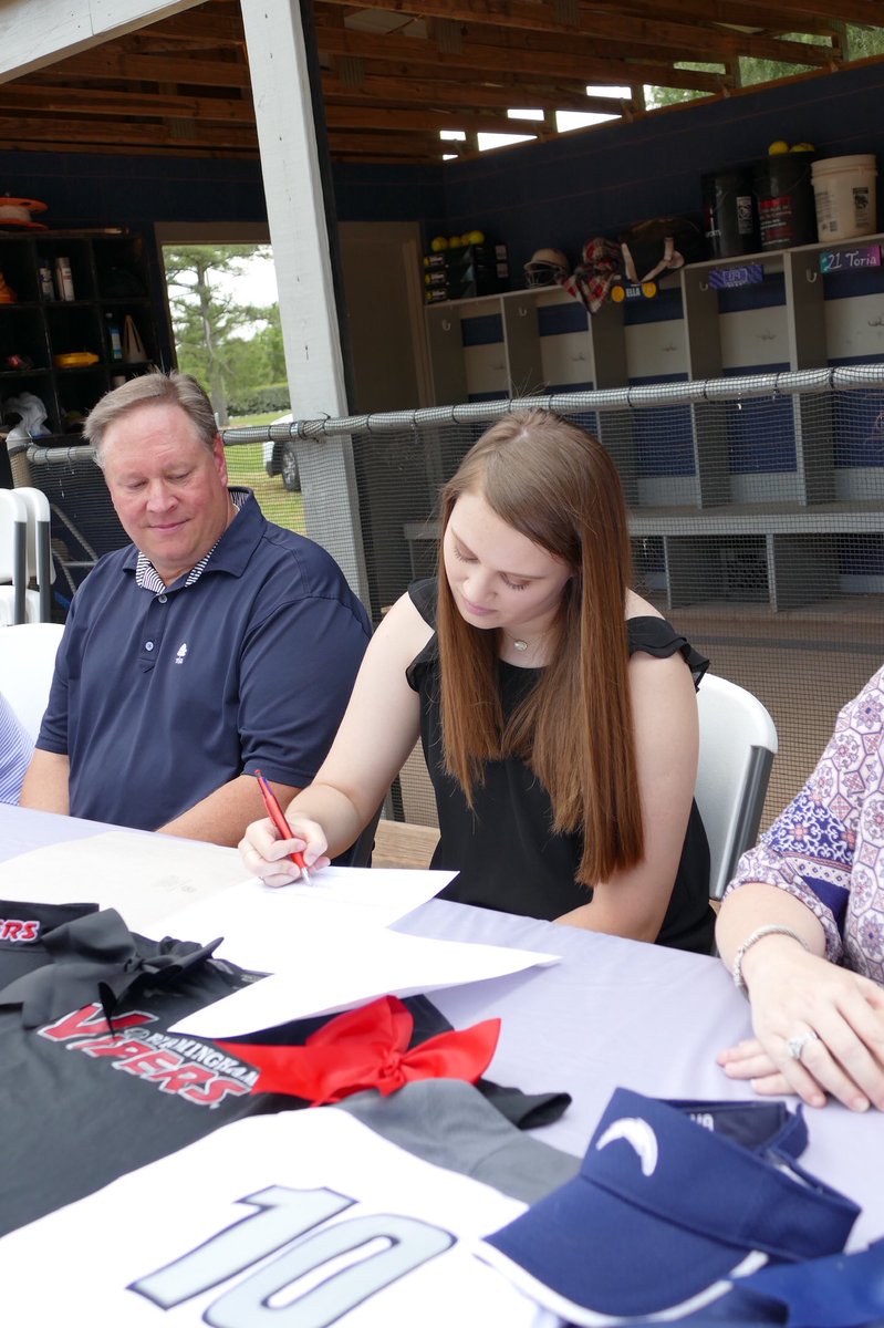 SoftballMb's tweet photo. C/OF Turner Cole of Mtn. Brook, an Evangel Christian School senior and BHM Viper, signed yesterday to continue playing at Brenau U. She will be attending a great academic school and a strong softball program! @BrenauSoftball @BrenauU @BUGoldenTigers @ecslightning @VipersWatkinsSB https://t.co/GobdNjGYSG