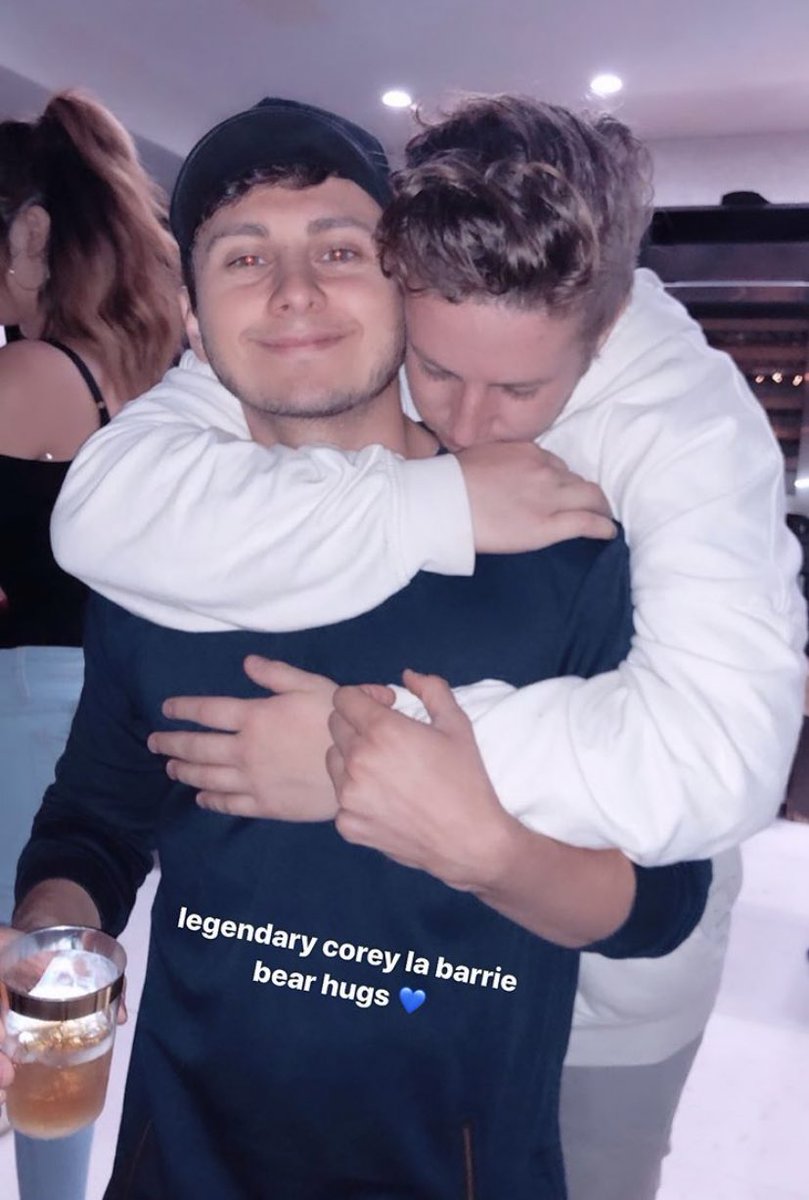 z0lexi's tweet image. this picture is beautiful. cause if you think about it, this is what he’s doing to everyone right now 💙