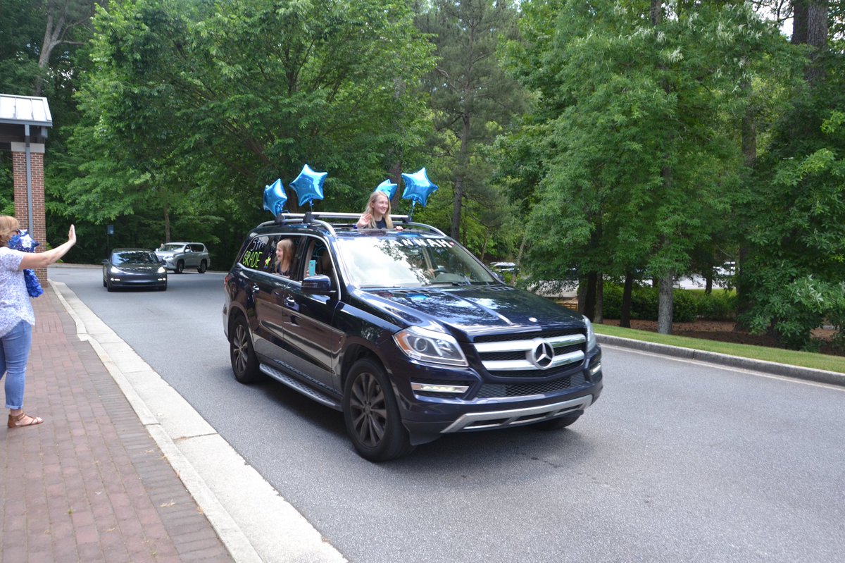 TheLovettSchool's tweet image. Congratulations 5th graders and welcome to Middle School! 

Have a wonderful summer 🦁🎉 #Classof2027 #CarParade