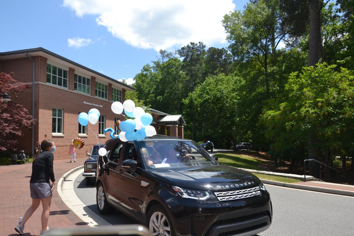 TheLovettSchool's tweet image. Congratulations 5th graders and welcome to Middle School! 

Have a wonderful summer 🦁🎉 #Classof2027 #CarParade