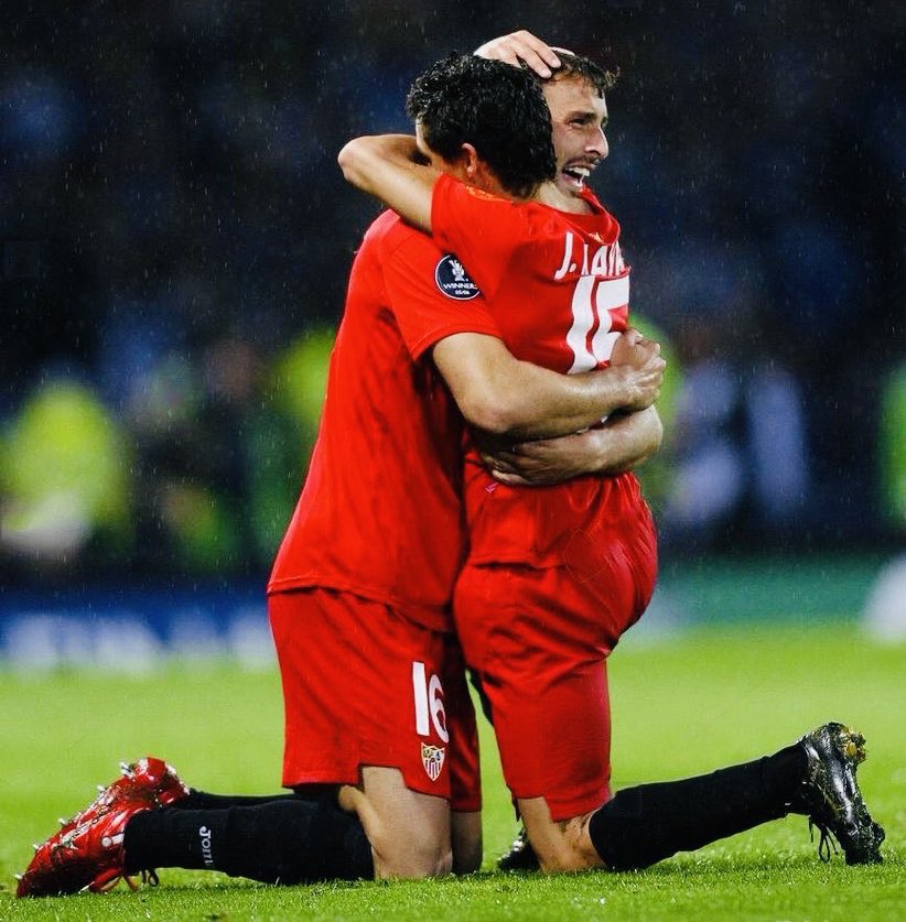 joposepe90's tweet photo. Hay amigos, momentos, recuerdos, imágenes y abrazos.... que son ETERNOS.
Glasgow Glasgow....
#Puerta #D16s #glasgow @SevillaFC @JNavas @EuropaLeague https://t.co/dRtCak41oB