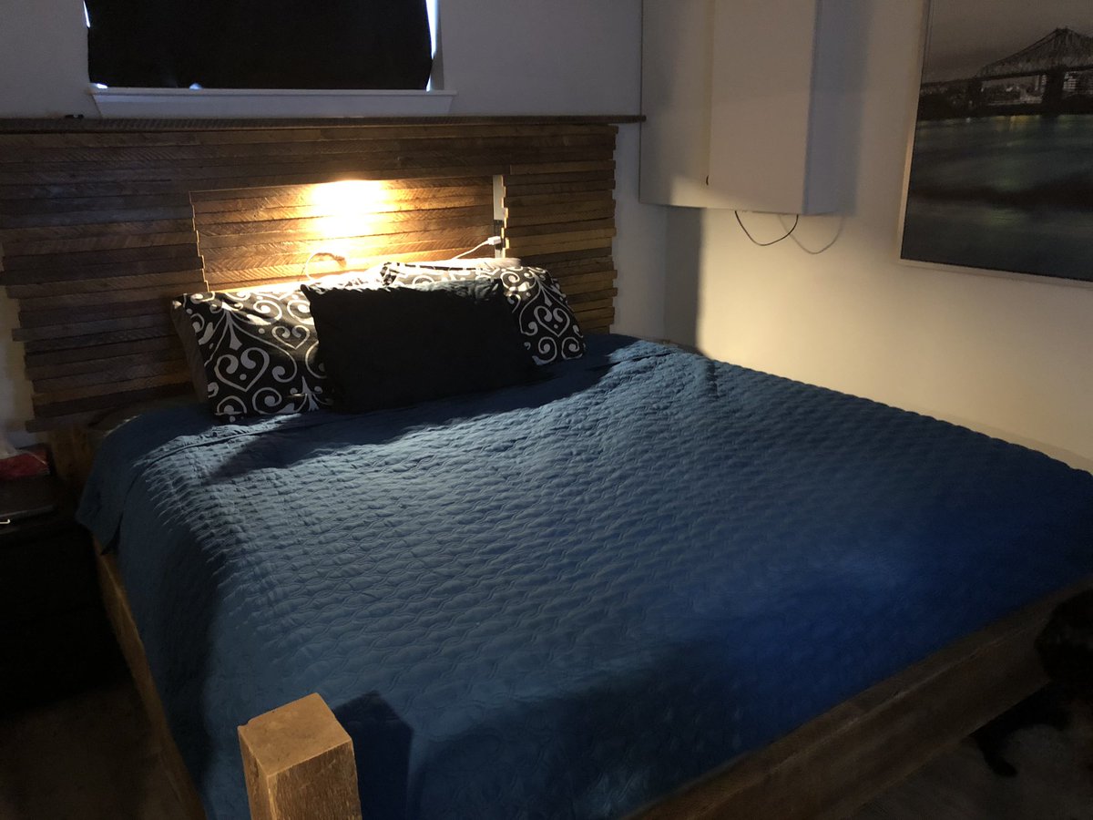 NoSleevesGaming's tweet photo. My buddy @CallahanJesse turned a 100 year old barn into our new bed. This thing is incredible, the guy is way too talented. https://t.co/hT3YyATZTb