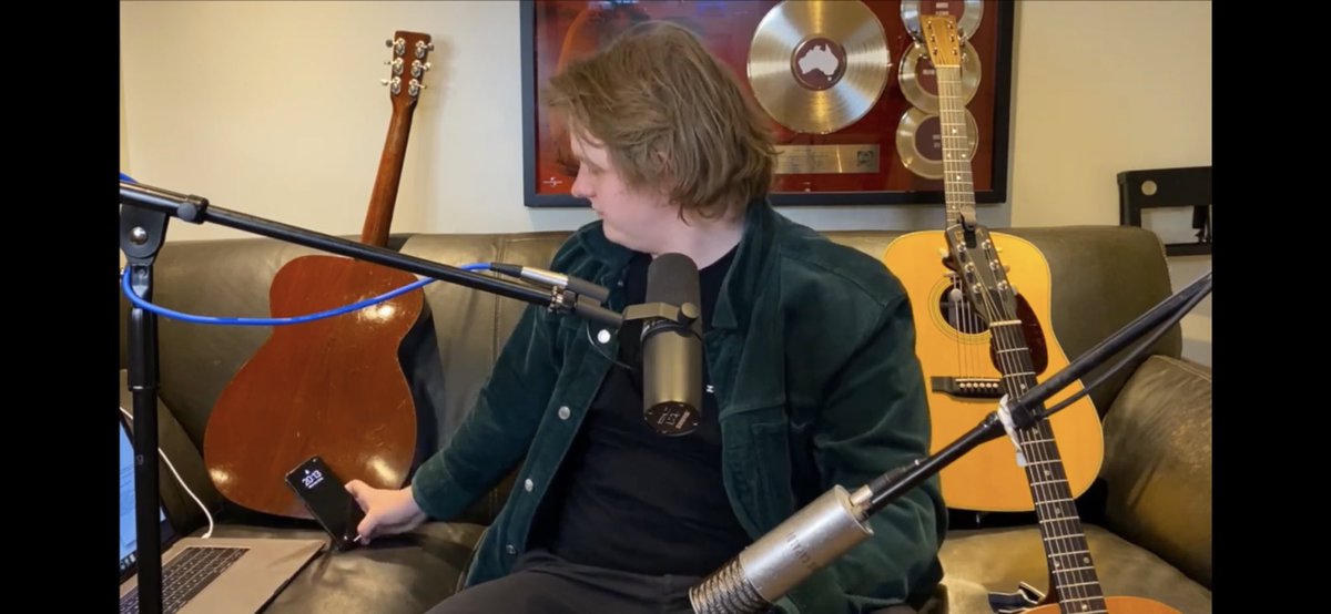 SirKnoe's tweet photo. @LewisCapaldi why is your phone at 8:13pm when it’s 8:49? LOL also just after this you show your phone passcode 🧐🔑🔍 awesome stream so far the burping 🤣🤣 #LewisLive https://t.co/ELuOYpvmGa