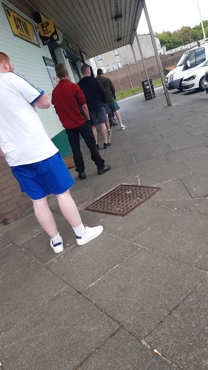 cerlyyyj_m's tweet photo. On a quest to find tonic earlier, my 8th destination was hallglen shop as the tamfourhill post office shop assistant told me they had it. Arrived to this!! Every one comin out with 2, 3, 4 bottles 🤣 I love falkirk https://t.co/BPXf0Gk0tF