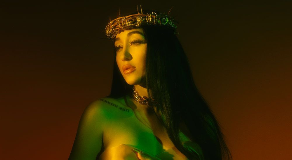 La jeune <a href="/noahcyrus/">Noah Cyrus</a> est de retour avec un EP de 8 titres : des textes forts et des retrouvailles avec ses influences folk et country... en bref un petit trésor à ne pas manquer ! 😍 On vous dit tout juste ici 👉 buff.ly/362YyEO <a href="/columbia_fr/">Columbia France</a>