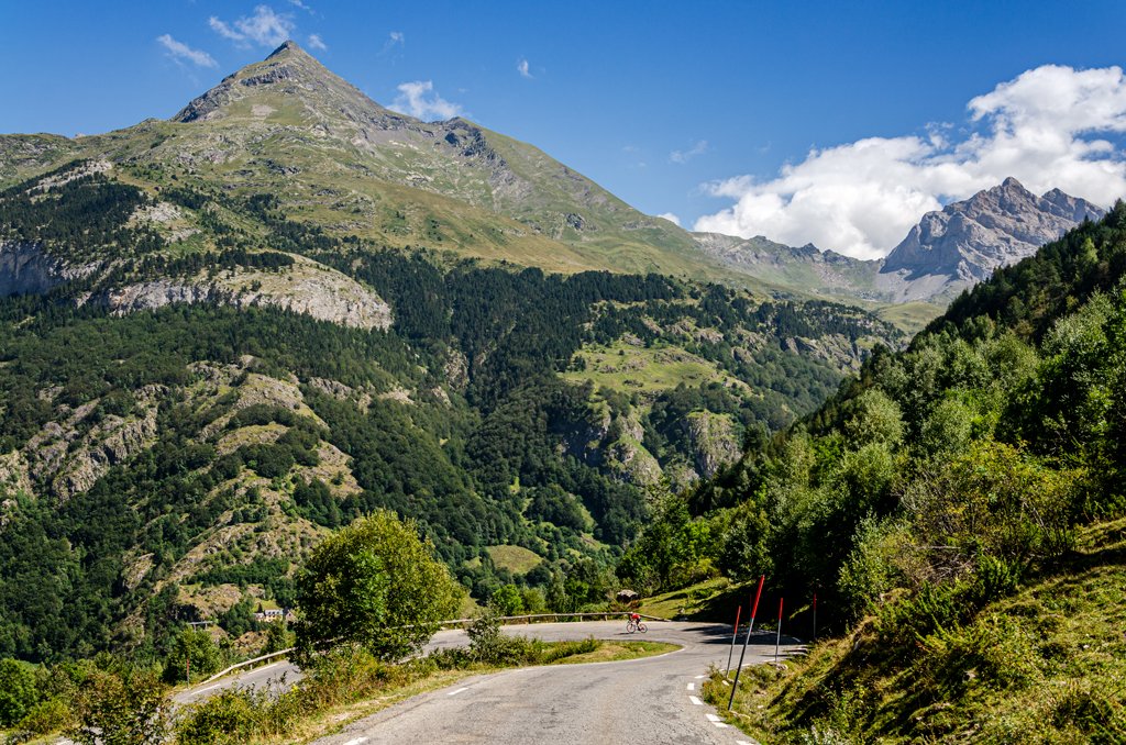CyclingLodge's tweet image. Switchback #Saturday..we look forward to getting back to these fun switchbacks on Col des Tentes.

A tough climb to 2208m but you're rewarded with a fab road, fab scenery and if you're lucky some marmots to cheer you on as you climb! 🚴‍♀️🚴‍♂️

#cycling #Deconfinement #velo #cyclisme
