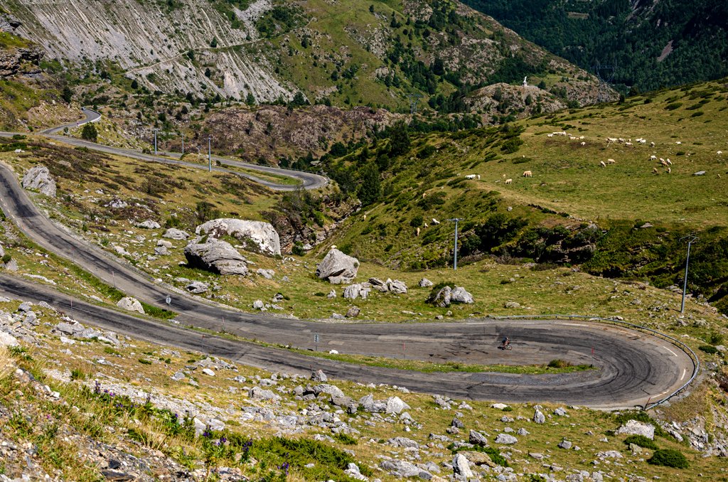 CyclingLodge's tweet image. Switchback #Saturday..we look forward to getting back to these fun switchbacks on Col des Tentes.

A tough climb to 2208m but you're rewarded with a fab road, fab scenery and if you're lucky some marmots to cheer you on as you climb! 🚴‍♀️🚴‍♂️

#cycling #Deconfinement #velo #cyclisme