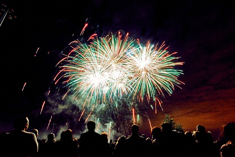 AytoRivas's tweet photo. 🎆 ¿Y qué debería estar iluminando la última noche de las fiestas de mayo de Rivas? Los fuegos artificiales. Aquí los tenéis. Un poco de luz y color para hacer memoria. Hasta las próximas fiestas, Rivas 🎉 https://t.co/RbeDbx9zLn