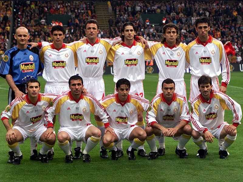 ssozen42's tweet photo. Bu GALATASARAY kadrosu Türkiye ye UEFA KUPASINI getirmişti ... 26 yaşında genç bir Galatasaraylının yaşadığı en büyük mutluluklardan en başında gelir . 17 Mayıs’lar unutulmazzzzz
💛❤️⚽️🌍🏆 #17mayıs2000 #uefacup2000 #denmark #kophenag #galatasaray @galatasaray 💛❤️ https://t.co/ClWjLHGgsg