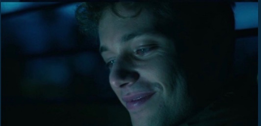 103puntifelici's tweet photo. Non ci siamo soffermati abbastanza sugli occhi e l’espressione di Gio mentre legge la lettera, dopo due anni, abbracciato ad Eva.

#skamitalia4 #skamitalia5 #skamItalia https://t.co/SqxoSzMnv5
