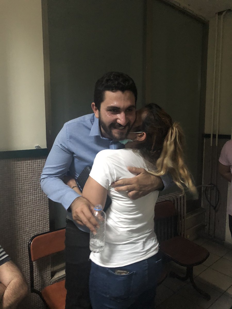 Eren  Başkan Tutuklandıktan bir kaç dakika sonra annesiyle;
Devrimcinin gülüşü adaletsizliğe en büyük tokattır. ✌🏻
#ErenYıldırımaÖzgürlük