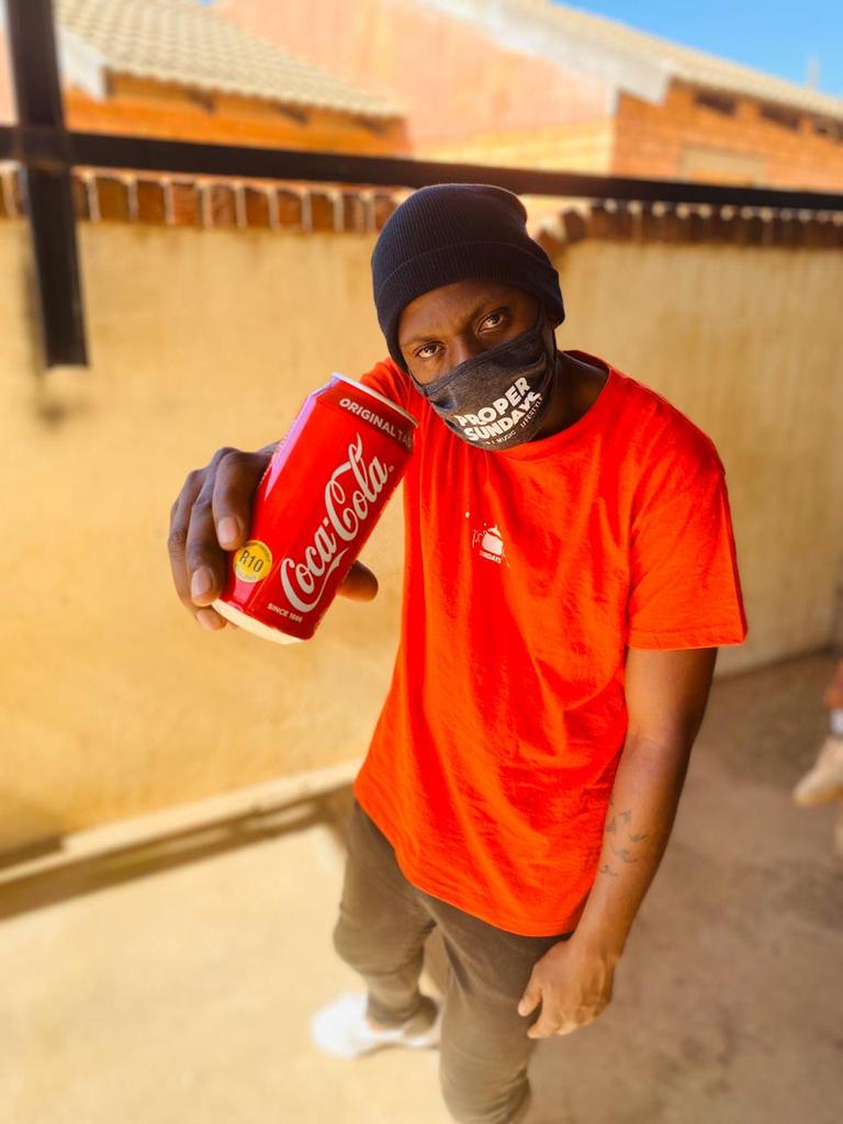 ProperSundays's tweet photo. @CocaCola_ZA @ProperSundays 

#StayHome and enjoy the refreshment of Coca-Cola 

#ProperSundays #BuunyChowSunday 
#CocaCola https://t.co/JwN1xzDzlR