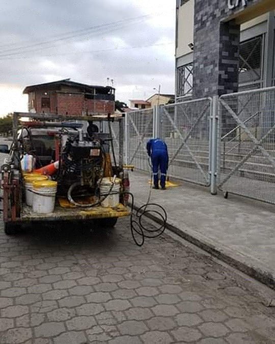 GadACalderon's tweet photo. La @PoliciaEcuador en coordinación con el GAD de la Parroquia Abdón Calderón, se hace presente realizando la señalización en el Mercado Plaza Calderón, con la finalidad de concientizar en la ciudadanía la etapa de distanciamiento. https://t.co/btiFXmivE4