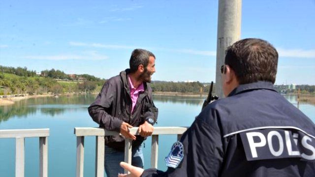 adanada intihar girişiminde bulunan bu insanın sordugu tek soru;
Sen, manavın yanından geçerken canları çekip istemesinler diye montunla yüzlerini kapatıyor musun çocuklarının?
#MilyonlarAç