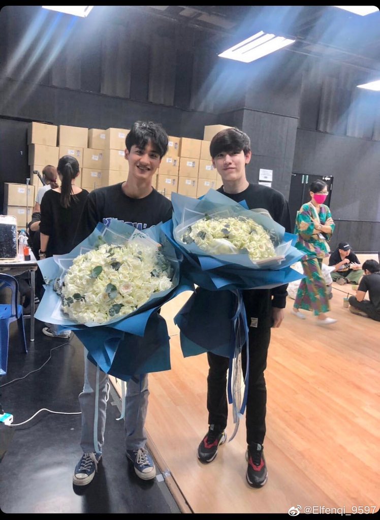 mikeee_bll's tweet photo. En Tailandia regalar ramos enormes de flores se han vuelto tan representativas y de gran significado💌
#thailand #botslove #loveislove https://t.co/AwAQm28Bgx