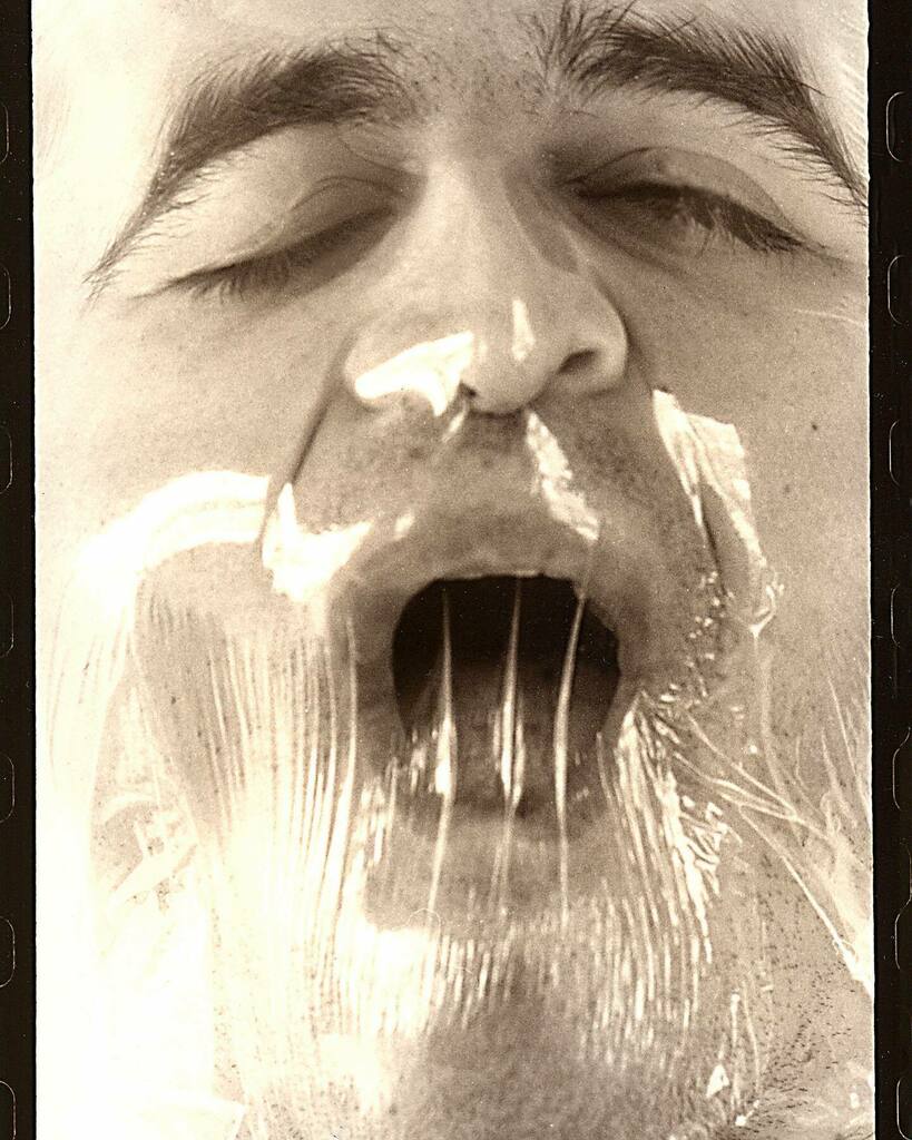 EnricPenalba's tweet photo. Nou model de mascareta, per aquí no passa cap bitxo! Efectes secundaris? Sépas... #nikonphotography #analogphotography #nikonf80 #ilphordhp5 #ilphordpaper #baritepaper #warmpaper #seleniumtone #placaplaca https://t.co/yy6YnivhuS https://t.co/M5mTymjXFu