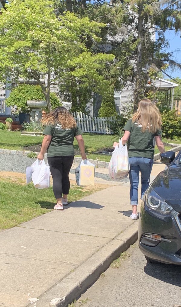 MsHochstaedter's tweet photo. This week, Mrs. Gomez and I were able to shop and deliver groceries to 4 LB families who are in need due to the pandemic. Such a rewarding experience! Thank you DanaBPhotography for allowing us to be a part of this and making this possible! #LBPS #wcmm https://t.co/cXP2Zrr8T2