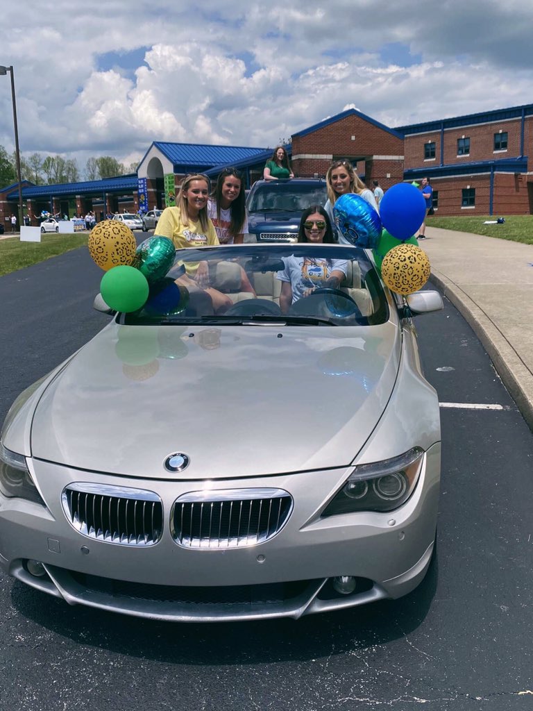 maggiemcardle2's tweet photo. go jags #grads https://t.co/TY7H9qdqoM